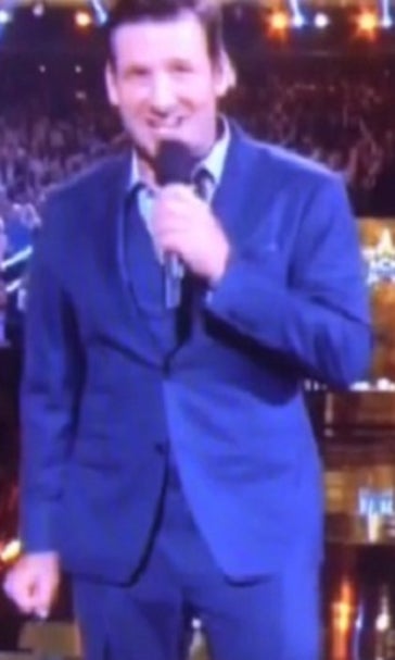 Tony Romo zings Patriots at Country Music Awards